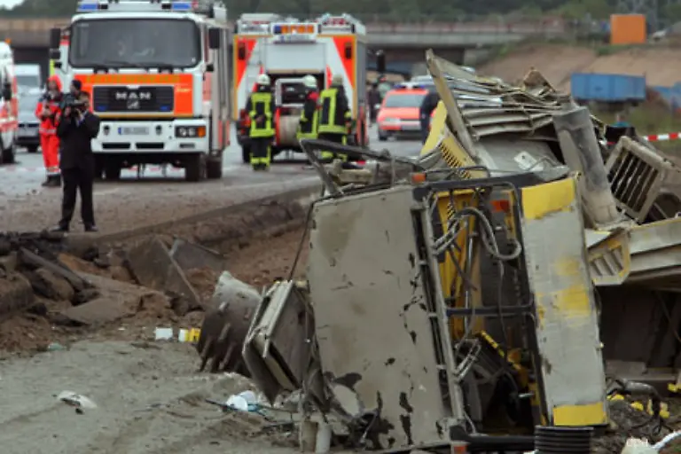 Fuer-Raetsel-sorgt-auch-noch-die-Art-des-Sprengkoerpers-Entweder-es-handelte-sich-um-eine-Fliegerbombe-oder-aber-um-eine-Granate