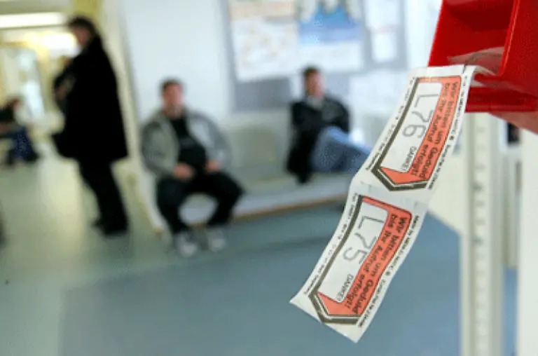 Nach-der-Zusammenlegung-von-Arbeitslosen-und-Sozialhilfe-steigt-die-Zahl-der-Arbeitslosen-im-Januar-2005-erstmals-auf-ueber-fuenf-Millionen-weil-in-der-Statistik-nun-auch-die-frueheren-Sozialhilfeempfaenger-aufgefuehrt-werden-Entscheidende-Impulse-fuer-den-Arbeitsmarkt-durch-die-Reformen-bleiben-zunaechst-aus