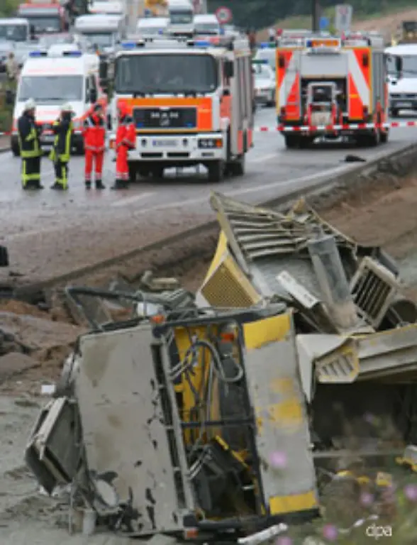 Fuer-eine-genauer-Klaerung-dieser-Frage-sind-Mitarbeiter-eines-Sprengkommandos-vor-Ort-Offensichtlich-sind-ueber-Jahre-Millionen-Autofahrer-ueber-den-Blindgaenger-gerollt