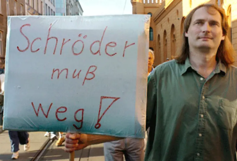 Hinzu-kommt-der-Unmut-in-Teilen-der-Bevoelkerung-und-der-SPD-ueber-die-ungeliebte-Hartz-IV-Reform-Die-Montagsdemonstrationen-gehoeren-zwar-der-Vergangenheit-an