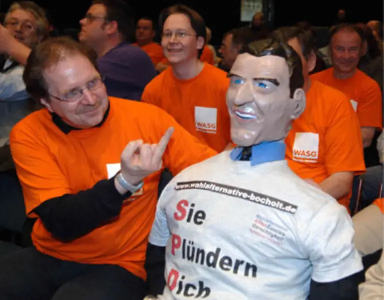 doch-der-Protest-muendet-in-den-Parteiausschluss-mehrerer-SPD-Mitglieder-und-der-Gruendung-der-Wahlalternative-Arbeit-und-soziale-Gerechtigkeit-WASG-im-Herbst-2004-Gemeinsam-mit-der-PDS-wird-sie-zur-linken-Konkurrenz-der-SPD