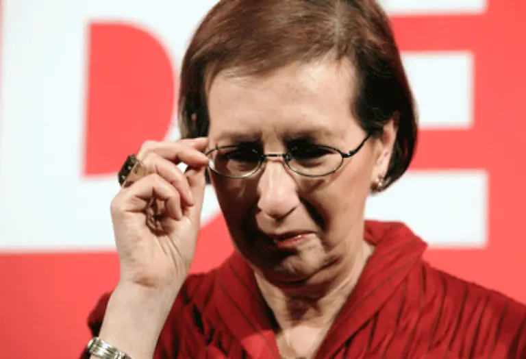 Im-Februar-2005-verliert-Heide-Simonis-die-Wahl-in-Schleswig-Holstein-Noch-schlimmer-jedoch-wiegt-ihr-gescheiterter-Versuch-sich-als-Regierungschefin-wiederwaehlen-zu-lassen