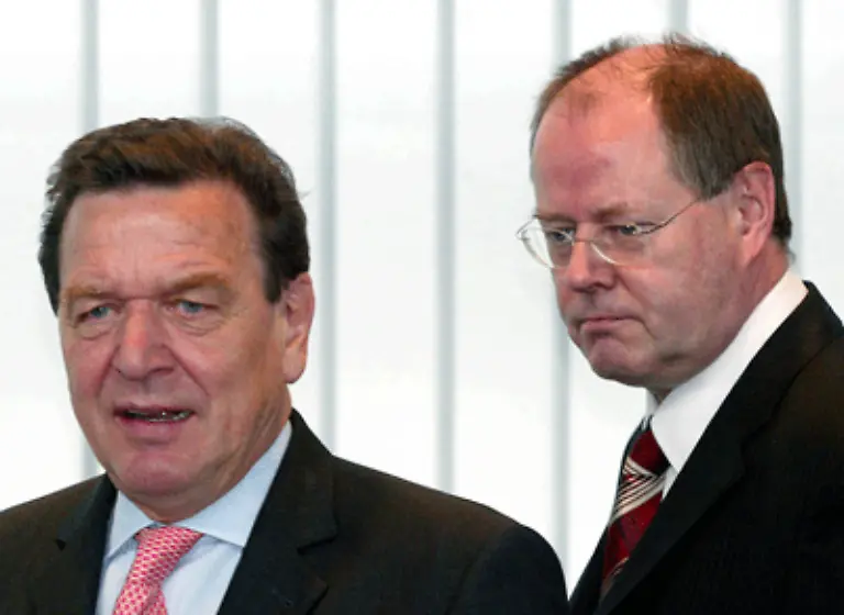 Als-am-22-Mai-auch-noch-die-SPD-Regierung-unter-Peer-Steinbrueck-im-Stammland-Nordrhein-Westfalen-abgewaehlt-wird-zieht-der-Kanzler-die-Notbremse-und-kuendigt-Neuwahlen-an