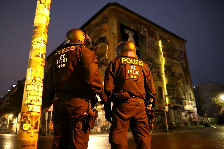 2020-10-08T172743Z-1591792803-RC2HEJ9CPOF8-RTRMADP-3-GERMANY-FARLEFT