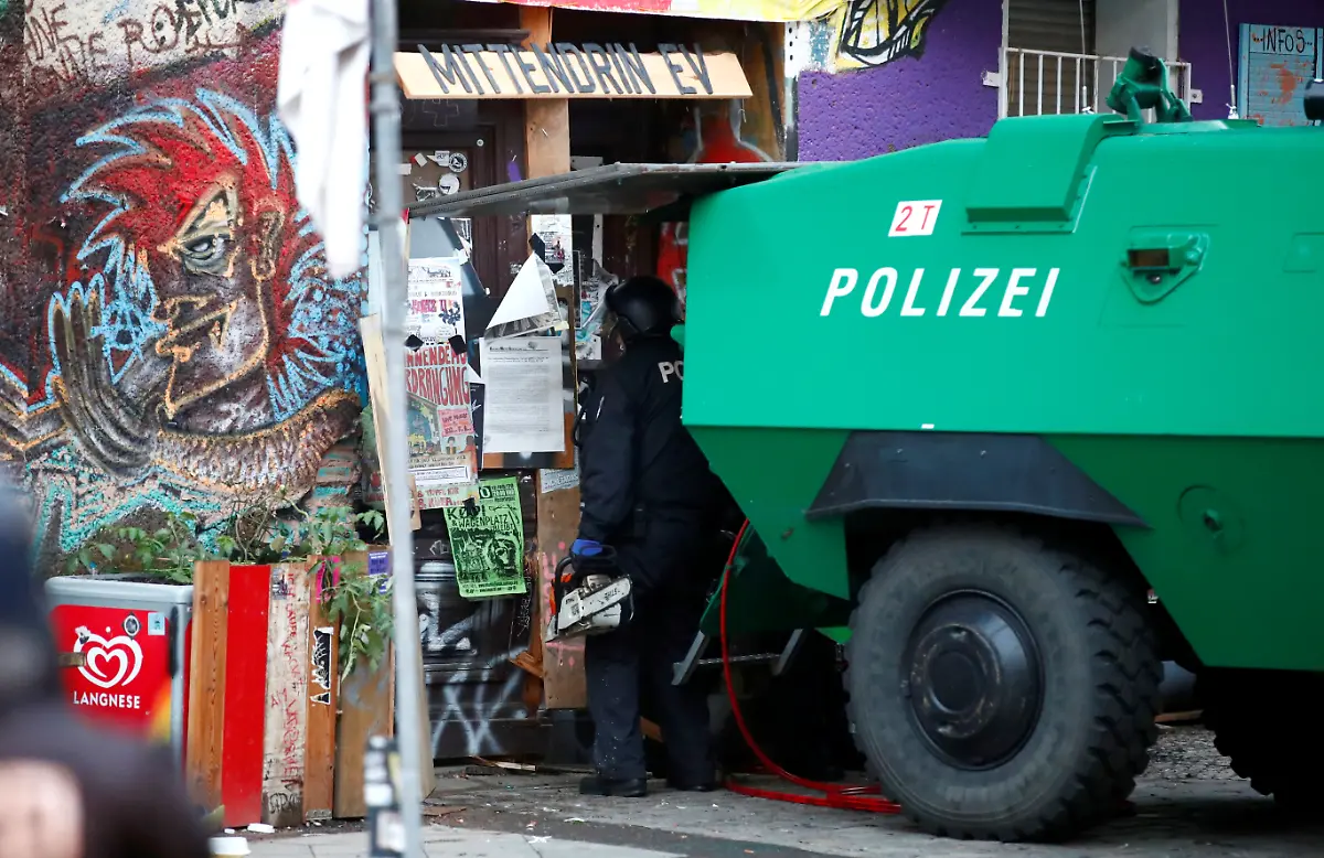 2020-10-09T053609Z-1384784188-RC2TEJ9XZ7DU-RTRMADP-3-GERMANY-FARLEFT-1