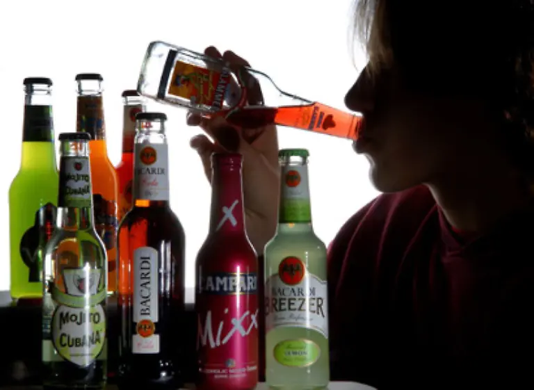 Heranwachsende-steigen-oftmals-mit-den-suessen-und-verfuehrerisch-aussehenden-Alcopops-in-den-Alkoholkonsum-ein-Das-Eintrittsalter-liegt-im-Durchschnitt-zwischen-dem-elften-und-dem-zwoelften-Lebensjahr