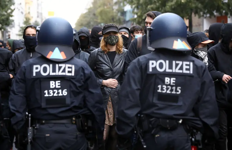 2020-10-09T063346Z-1756834244-RC2UEJ9ZWSRL-RTRMADP-3-GERMANY-FARLEFT