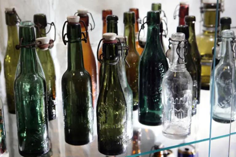 Auch-die-EU-hat-mit-einer-Europaeischen-Strategie-zur-Bekaempfung-von-alkoholbedingten-Schaeden-dem-Alkoholmissbrauch-den-Kampf-angesagt-An-Warnhinweise-auf-Flaschen-ist-aber-nicht-gedacht