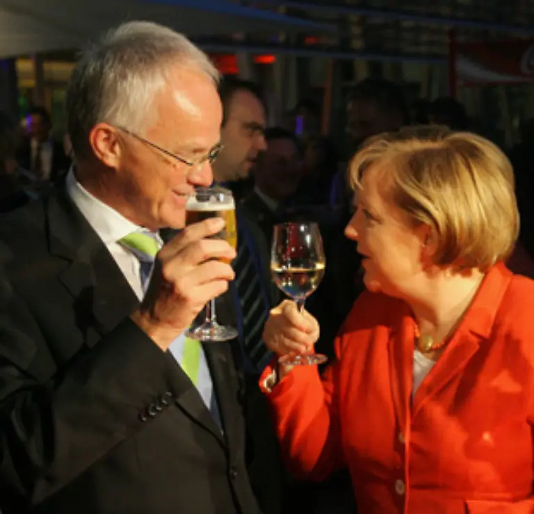 da-das-Trinken-von-alkoholischen-Getraenken-in-unserer-Gesellschaft-eine-hohe-Akzeptanz-geniesst