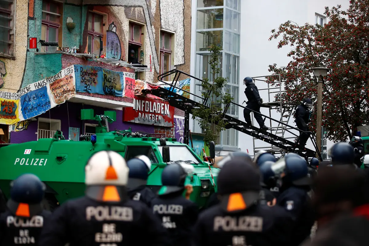 2020-10-09T060822Z-728621387-RC2UEJ9IEEY2-RTRMADP-3-GERMANY-FARLEFT