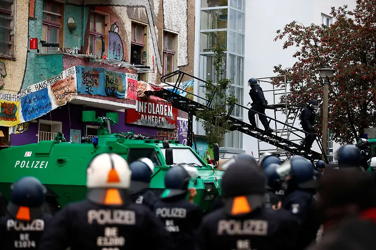 2020-10-09T060822Z-728621387-RC2UEJ9IEEY2-RTRMADP-3-GERMANY-FARLEFT