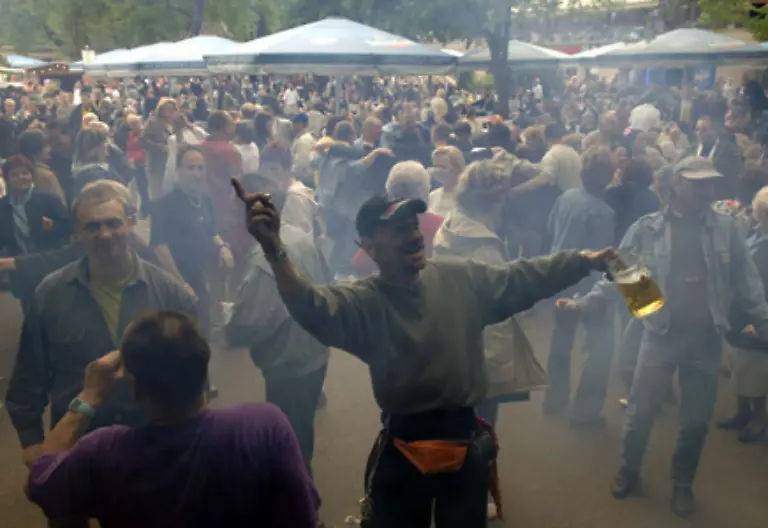 Auch-bei-Volksfesten-darf-die-zuegellose-Stimmung-nicht-fehlen-Am-besten-zu-erreichen-mit-viel-Bier