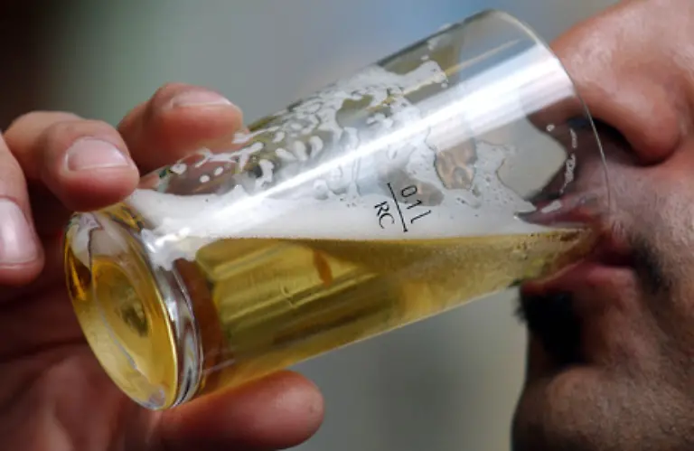 Der-Konsum-alkohlischer-Getraenke-fuehrt-zu-einer-Erweiterung-vor-allem-der-aeusseren-Blutgefaesse-Daraus-ergibt-sich-ein-Waermegefuehl-Die-natuerliche-Regulierung-des-Waermehaushaltes-wird-ausser-Kraft-gesetzt