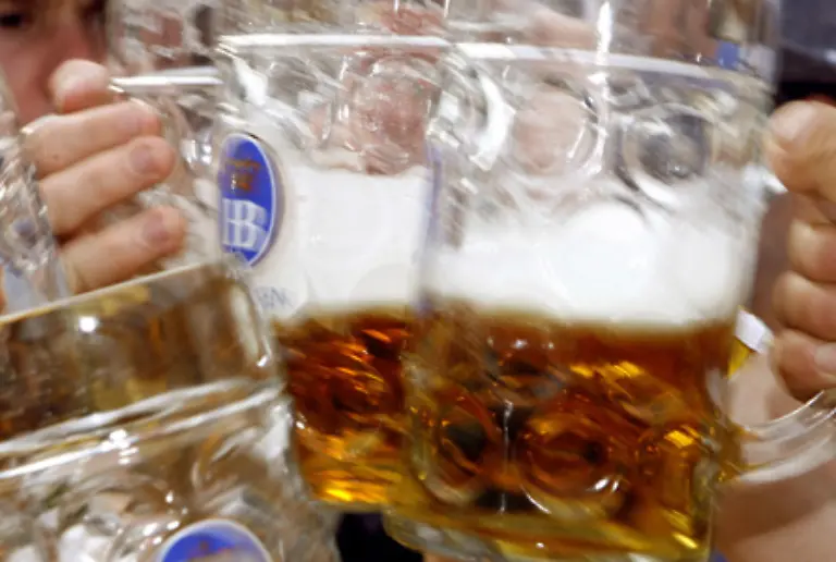 Zudem-hat-Alkohol-eine-betaeubende-Wirkung-Je-nach-Situation-kann-er-stimulierend-wirken-oder-einen-Stimmungswandel-verursachen-Alkohol-beeintraechtigt-schon-in-kleinen-Mengen-die-Fahrtuechtigkeit-im-Strassenverkehr