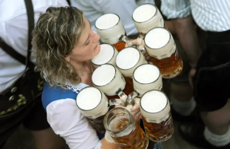 Der-regelmaessige-Konsum-von-Alkohol-fuehrt-zu-koerperlicher-Abhaengigkeit-Schwere-Schaedigungen-der-Organe-vor-allem-von-Leber-Herz-und-Bauchspeicheldruese-folgen