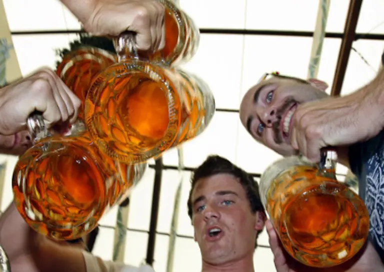 Aber-auch-das-Gehirn-und-seine-Taetigkeit-wird-durch-Alkoholkonsum-beeintraechtigt-Das-Blickfeld-wird-verengt-und-die-Reaktionszeiten-verlaengern-sich