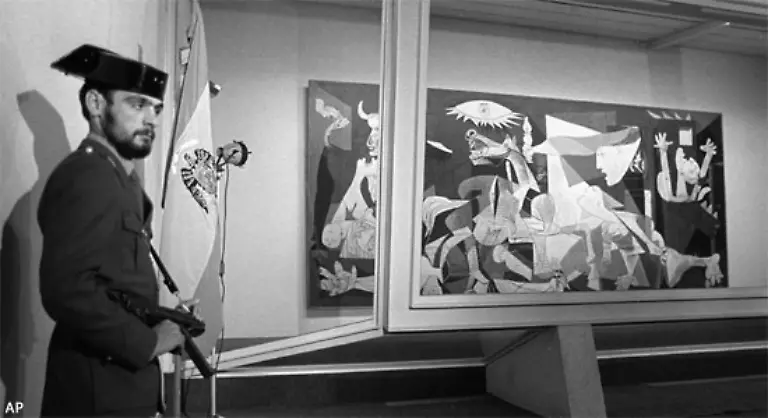 Als-Hoehepunkt-von-Picassos-Ausdruckskraft-gilt-sein-Meisterwerk-Guernica-das-er-fuer-die-Weltausstellung-1937-in-Paris-schuf