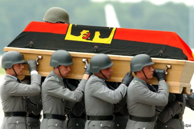 Deutsche-Soldaten-tragen-den-Sarg-eines-toten-Kameraden-zu-einer-Transportmaschine