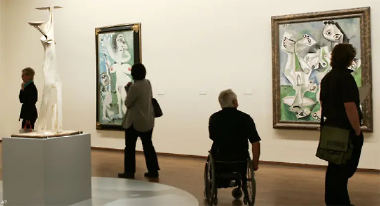 Ingesamt-hinterliess-Picasso-nach-seinem-Tod-1973-fast-1-900-Gemaelde-3-200-Keramiken-7-000-Zeichnungen