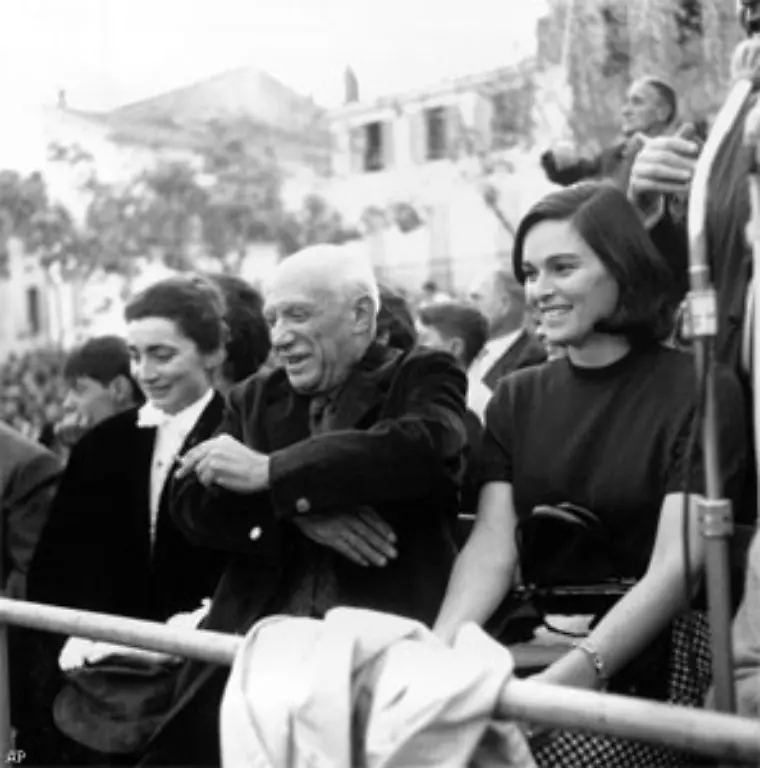 Zwei-Mal-war-Picasso-verheiratet-Von-1918-bis-1935-mit-der-russischen-Taenzerin-Olga-Koklova-und-von-1961-bis-zu-seinem-Tod-mit-Jaqueline-Roque-links-im-Bild