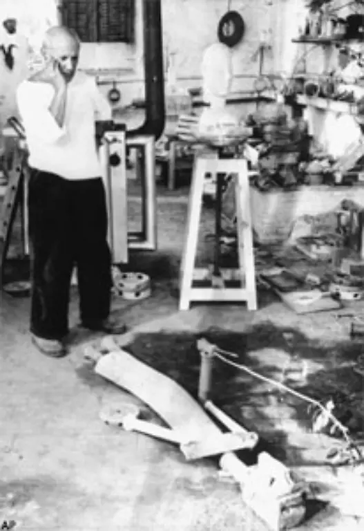 Modeschoepferin-Coco-Chanel-geriet-bei-seinen-Blicken-ins-Zittern