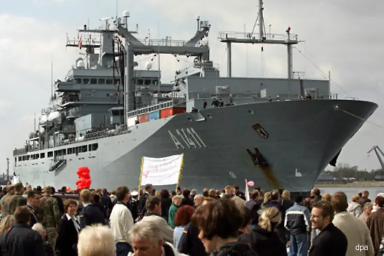 Beide-sind-eine-direkte-Antwort-auf-die-Terroranschlaege-des-11-September-2001-auf-das-World-Trade-Center-Der-NATO-Rat-beschliesst-den-Buendnis-Fall-sieht-den-Anschlag-als-Angriff-auf-alle