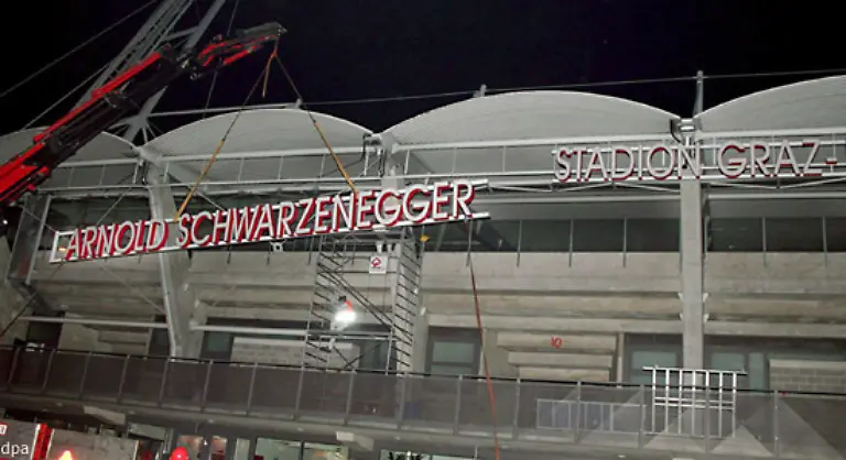 Doch-die-Stadt-Graz-war-drauf-und-dran-das-nach-Schwarzenegger-benannte-Stadion-aus-Protest-gegen-ein-Todesurteil-umzubenennen-Arnie-kam-den-Oesterreichern-zuvor-und-entzog-ihnen-die-Namensrechte-Der-Schriftzug-am-Stadion-verschwand
