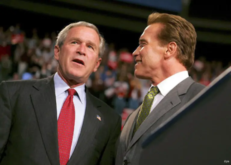 Pluspunkte-sammelte-Schwarzenegger-mit-seiner-Umwelt-und-Klimaschutzpolitik-mit-der-er-sich-inzwischen-deutlich-von-seinem-Parteifreund-US-Praesident-George-W-Bush-absetzt