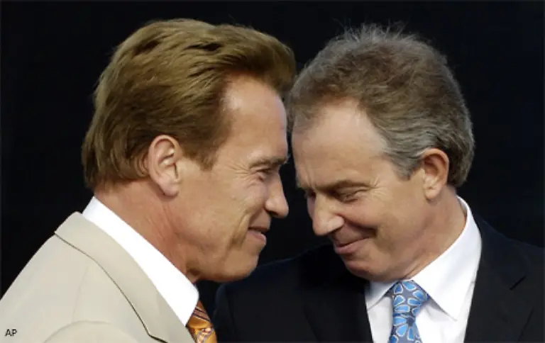 Per-Videokonferenz-zugeschaltet-war-auch-der-britische-Premierminister-Tony-Blair-Mit-ihm-hatte-Schwarzenegger-im-Juli-eine-enge-Zusammenarbeit-bei-der-Entwicklung-umweltfreundlicher-Technologien-beschlossen