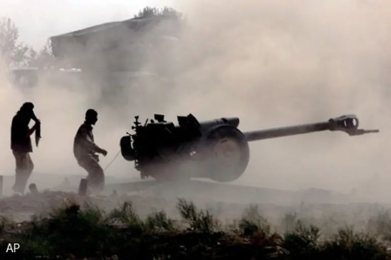 Gemeinsam-mit-Soldaten-der-so-genannten-Nordallianz-einem-Zusammenschluss-verschiedener-Gruppen-zur-Bekaempfung-der-Taliban