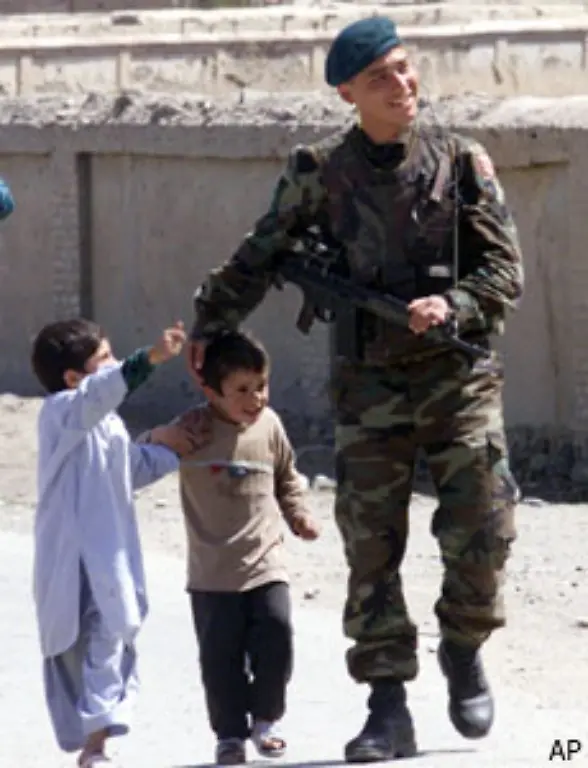 Zweites-Ziel-in-Afghanistan-Demokratie-Frieden-Gerechtigkeit-Die-Truppen-sollen-die-Herzen-der-Menschen-erobern-Das-gelingt-nur-selten