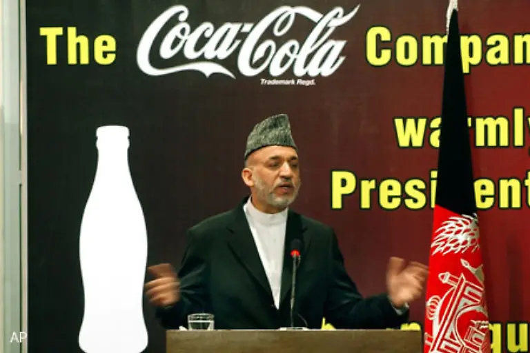 Hamid-Karzai-seit-Dezember-2001-Praesident-Afghanistans-er-regiert-ein-politisch-hoechst-instabiles-Land-gilt-als-machtlos-und-wird-von-den-USA-rund-um-die-Uhr-beschuetzt