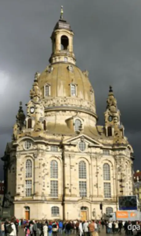 Zu-den-Foerderern-des-Wiederaufbaus-der-Frauenkirche-gehoerten-viele-Menschen-aus-Grossbritannien-und-den-USA
