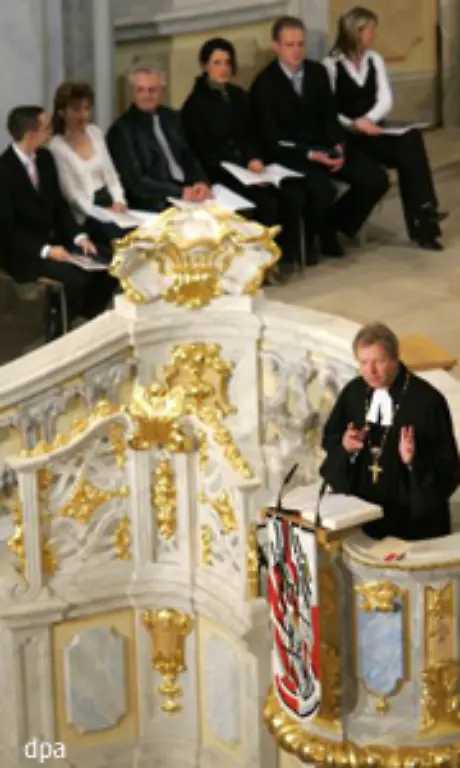 In-seiner-Predigt-blickte-Landesbischof-Jochen-Bohl-auf-die-Weihe-zurueck-Vor-allem-erinnern-wir-uns-an-die-Bewegung-in-den-Herzen-und-Sinnen-so-vieler-Menschen-ueber-alle-Grenzen-hinweg