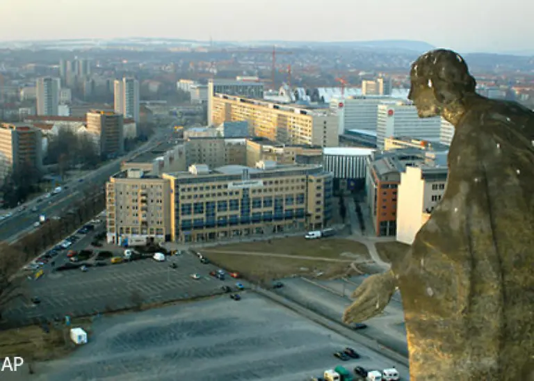 Blick-vom-Dresdner-Rathausturm-mit-der-Sandsteinfigur-Guete