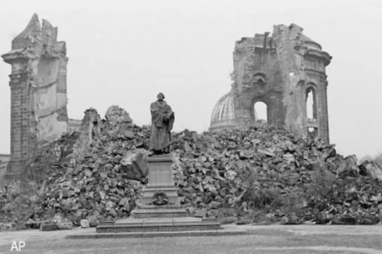 In-den-Kellern-der-Kirche-befand-sich-ein-Filmarchiv-Die-Filme-bestanden-damals-aus-leicht-brennbarem-Zelluloid-das-eine-enorme-Hitze-entwickelte