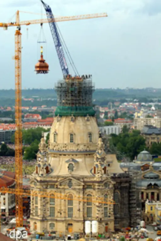 Die-Wiederaufbau-Plaene-stiessen-zunaechst-auf-erbitterten-Widerstand-Besonders-die-Denkmalschuetzer-aus-dem-Westen-machten-dagegen-Front-Sie-wollten-die-Ueberbleibsel-der-Frauenkirche-bewahren-und-restaurieren-aber-bloss-nicht-rekonstruieren