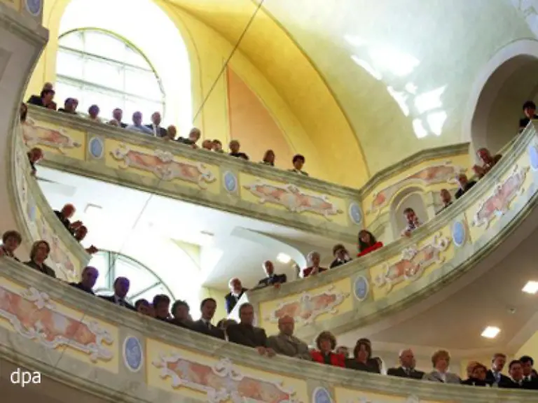 Auch-die-Amtskirche-straeubte-sich-durchaus-mit-guten-Argumenten-Vierzig-Jahre-lang-war-die-Kirche-in-der-DDR-nur-geduldet-Die-wenigen-kleinen-Gemeinden-brauchten-keine-repraesentativen-Gebaeude-Die-vorhandenen-historischen-Kirchenbauten-waren-ohnehin-viel-zu-gross