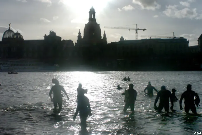 Mitten-im-Winter-haelt-Dresdens-Silhouette-alljaehrlich-als-Kulisse-fuer-eine-ungewoehnliche-Bade-Aktion-her-Abgehaertete-Sportler-plantschten-in-der-kalten-Elbe