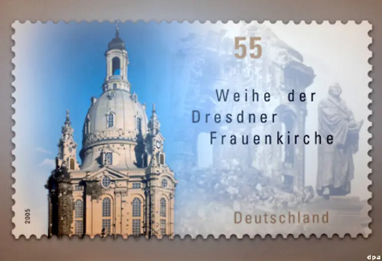 Ab-Oktober-2005-gab-es-eine-Sonderbriefmarke-der-Dresdner-Frauenkirche-an-den-Postschaltern-15-Millionen-Stueck-davon-gingen-durchs-Land-und-um-die-Welt