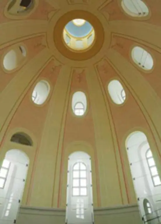 Ein-Problem-wird-bleiben-Im-Inneren-der-Kirche-haben-nicht-einmal-2-000-Menschen-Platz