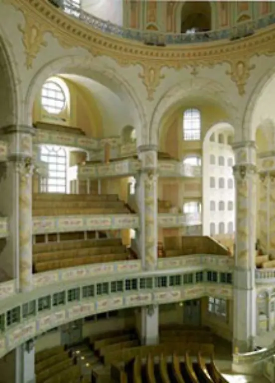 Lange-Warteschlangen-an-den-Tueren-gehoeren-zum-Besuchsalltag-Taeglich-stroemen-bis-zu-10-000-Besucher-in-die-Frauenkirche