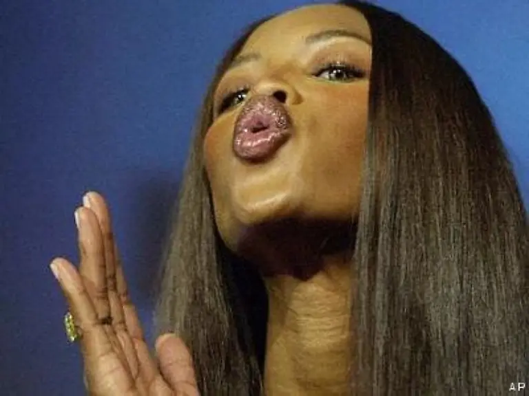 Naomi-Campbell-war-auch-schon-im-Pirelli-Kalender-zu-bewundern-und-zeigt-zwischendurch-aber-auch-mal-worum-es-wirklich-geht