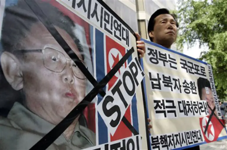 Vor-allem-in-Suedkorea-kam-es-zu-massiven-Protesten-gegen-das-Regime-von-Kim-Jong-il-Der-nordkoreanische-Machthaber-wird-dort-als-groesste-Bedrohung-angesehen