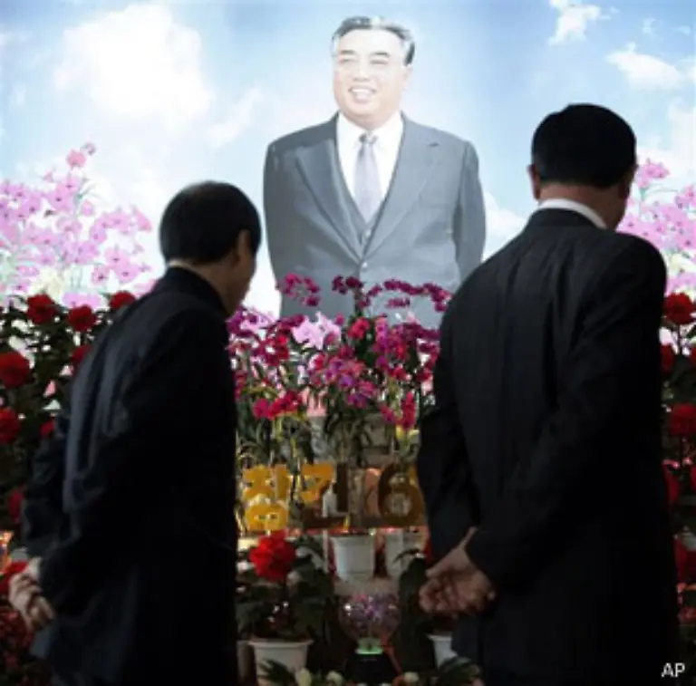 ist-von-der-Verherrlichung-Kim-Jong-ils-und-seines-verstorbenen-Vaters-Kim-Il-sung-gepraegt