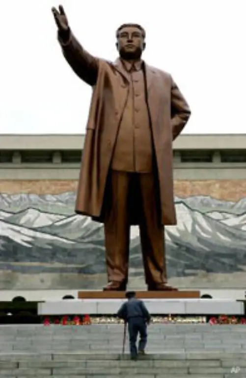 Denkmaeler-des-Grossen-Fuehrers-so-die-offizielle-Bezeichnung-Kim-Il-sungs-in-Nordkorea-sind-auf