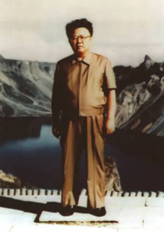 Kim-Jong-il-war-bereits-seit-1974-offiziell-Nachfolgers-seines-Vaters-Er-nahm-den-Titel-des-Geliebten-Fuehrers-an