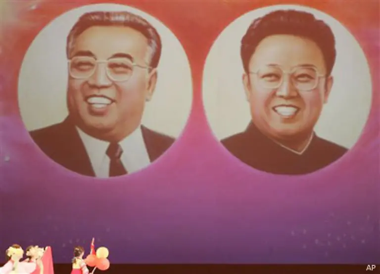 Kim-Il-sung-hatte-seine-Herrschaft-mit-seinem-eigenen-Denken-untermauert-Man-nennt-es-Kimilsung-joo-eui-Kimilsungismus-Der-gelaeufigere-Name-lautet-allerdings-Juche-Selbstvertrauen