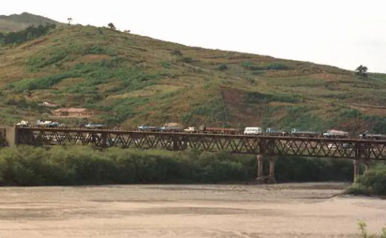 Lieferungen-aus-China-passieren-eine-Bruecke-die-ueber-den-chinesisch-nordkoreanischen-Grenzfluss-Tumen-fuehrt