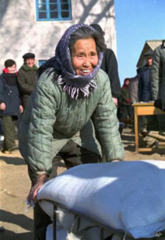 Verteilung-von-Hilfsguetern-in-einer-nordkoreanischen-Ortschaft-Ein-grosses-Problem-war-dass-das-Pjoengjanger-Regime-die-Oberhoheit-ueber-die-Verteilung-der-Lebensmittel-behalten-wollte